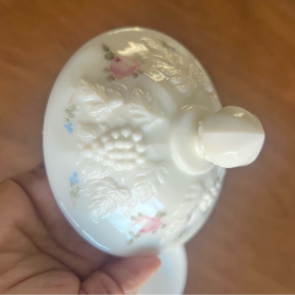 Westmoreland painted milk glass candy dish feminine raised grape motif l… - Picture 9 of 9